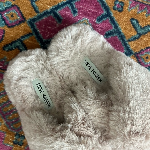Steve Madden Pink Faux Fur Slippers Size 7-8 - Picture 2 of 3